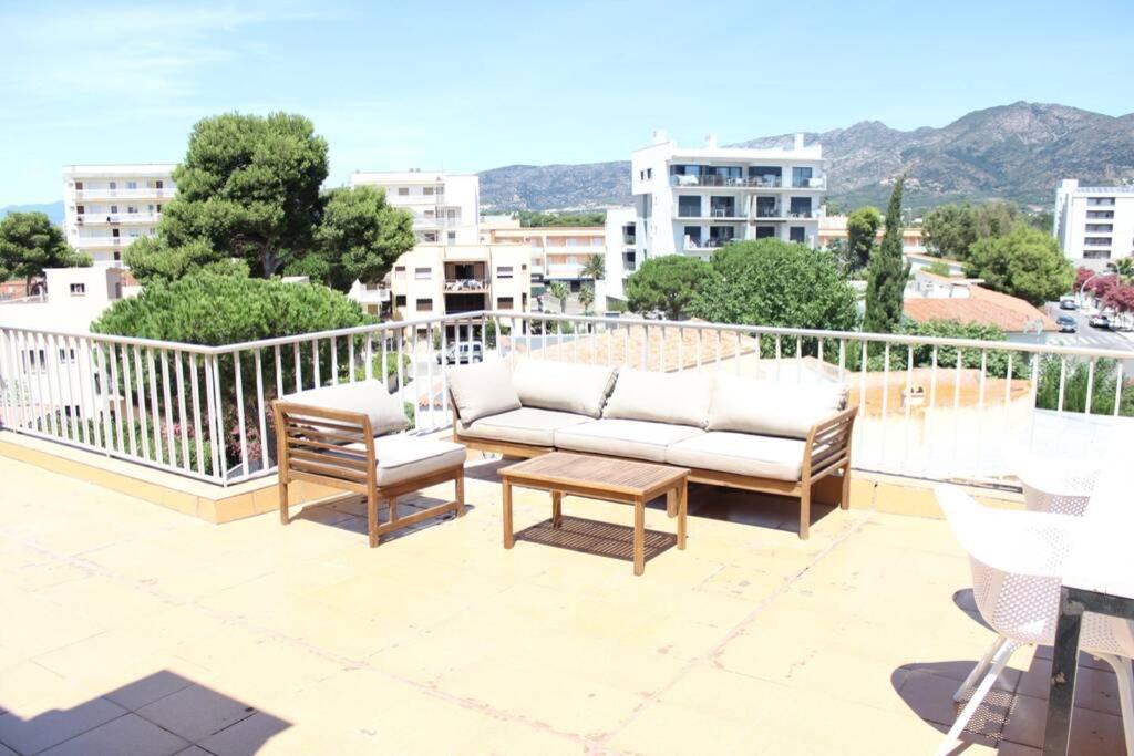 Beautiful Loft, Huge Sunny Terrace, View Over The Beach And Sea Roses Zewnętrze zdjęcie