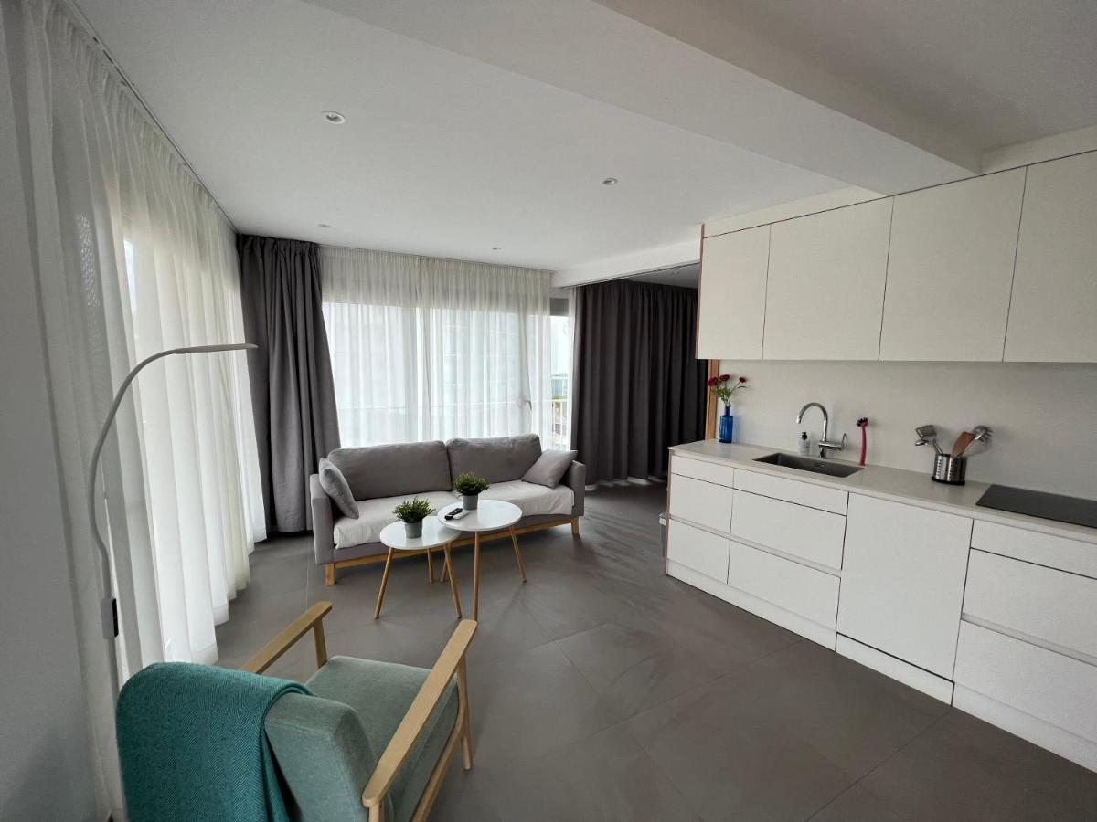 Beautiful Loft, Huge Sunny Terrace, View Over The Beach And Sea Roses Zewnętrze zdjęcie